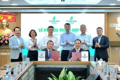 Представители Petrovietnam, PVOIL и PVEP на церемонии подписания соглашения. (Фото: petrovietnam.petrotimes.vn) 