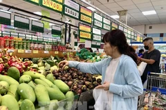 Покупатель приобретает фрукты в супермаркете города Хошимин. (Фото: ВИА)