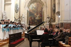 Хор «Кеухыонг» (Родина) выступает на 28-м Международном хоровом фестивале в Париже в соборе Сен-Рош. (Фото: ВИА) 