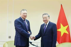 Генеральный секретарь партии То Лам (справа) и генеральный директор российской нефтегазовой компании «Зарубежнефть» Сергей Кудряшов на встрече в Москве 11 мая (местное время). (Фото: ВИA)