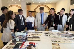 Корейские предприниматели и партнеры посещают выставку, на которой демонстрируются типичные продукты провинции Ламдонг. (Фото: ВИA)