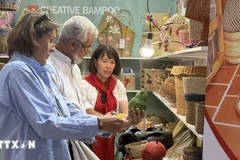 Покупатели знакомятся с продукцией на стенде вьетнамского предприятия. (Иллюстративное фото: ВИA)