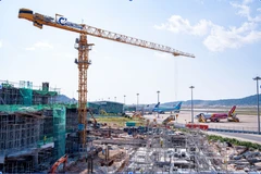 Расширение Международного аэропорта Фукуока ведется без остановки работы действующего терминала. (Фото: Sun Group) 