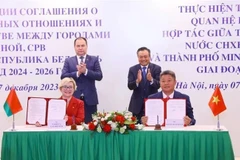 Премьер-министр Беларуси Роман Головченко (стоит слева) и председатель Народного комитета Ханоя Чан Ши Тхань стали свидетелями подписания программы сотрудничества по реализации договора о дружбе и сотрудничестве между Ханоем и Минском на 2023 год. (Фото: ВИA)