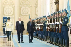 Президент Казахстана Касым-Жомарт Токаев и генеральный секретарь ЦК КПВ То Лам (справа) обходят строй почетного караула (Фото: ВИA)