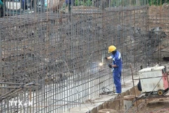 Рабочий на строительной площадке подпроекта скоростной автомагистрали Каолань - Анхыу в дельте Меконга. (Фото: ВИА)