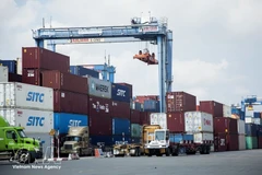 Контейнеры с товарами обрабатываются в порту Катлай города Хошимина. (Фото: ВИА) 