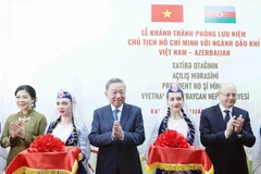 Генеральный секретарь партии Вьетнама То Лам (справа) и его супруга Нго Фыонг Ли (слева) перерезают ленточку на открытии мемориальной комнаты, посвященной связи между покойным президентом Хо Ши Мином и нефтегазовой промышленностью Вьетнама и Азербайджана. (Фото: ВИA)