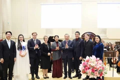 Генеральный секретарь ЦК КПВ То Лам (четвёртый справа), его супруга Нго Фыонг Ли (в центре) и артисты на концерте в Хельсинки вечером 21 октября. (Фото: ВИА) 