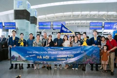 Пассажиры садятся на рейс Vietravel Airlines, соединяющий Ханой и Хуаншань (Фото: ВИA)