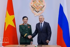 Заместитель премьер-министра, министр национальной обороны, генерал армии Фан Ван Зянг встречается с генералом армии Сергеем Шойгу, Секретарем Совета Безопасности Российской Федерации. Фото: ВИА. 