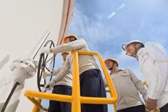 Представители открывают задвижку для подачи нефти в новый резервуар для хранения сырой нефти во время церемонии. (Фото предоставлено компанией) 