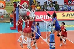 Вьетнамские и российские футболисты в финальном матче VTV Ferroli Cup 2025. (Фото: ВИA)