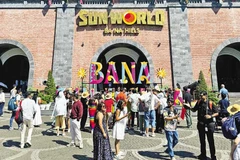 Посетители Sun World Ba Na Hills в Дананге (Фото: baodautu.vn)