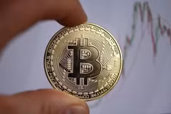 Символ Bitcoin. Во Вьетнаме введены штрафные санкции для инвесторов, поставщиков услуг и эмитентов криптоактивов в соответствии с новыми правилами, регулирующими функционирование пилотного рынка криптоактивов. (Иллюстративное фото: AFP/ВИА) 