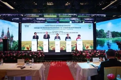 Делегаты нажимают кнопку для запуска молокоперерабатывающего завода TH Group в Боровском районе Калужской области России 11 мая (Фото: ВИA) 