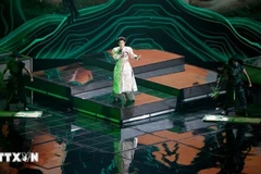 Певец Дык Фук выступает на международном музыкальном конкурсе «Intervision -2025» в Москве, Россия. (Фото: ВИA)