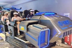 Посетители знакомятся с технологией виртуальной реальности в торговом центре Nha Trang Center (Кханьхоа). (Фото: ВИА) 