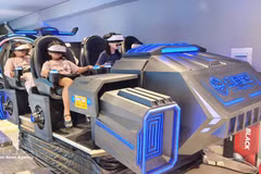 Посетители знакомятся с технологией виртуальной реальности в торговом центре Nha Trang Center (Кханьхоа). (Фото: ВИА) 