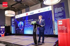 Джош Уорланд, первый секретарь по вопросам цифровой экономики и технологий в Генеральном консульстве Великобритании в Хошимине, выступает на мероприятии. (Фото: ВИA)