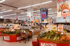 Цены на продукты питания резко выросли в населённых пунктах, непосредственно пострадавших от послештормовых наводнений.(Фото: VietnamPlus) 