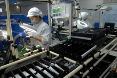 Производственная линия по выпуску электронных устройств и светотехнического оборудования для автомобилей и мотоциклов на предприятии Vietnam Stanley Electric Co., Ltd. компании с японскими инвестициями в Ханое. (Фото: ВИА)