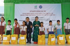 Организаторы вручают 40 подарочных наборов учащимся, находящимся в трудной жизненной ситуации. Фото: ВИА. 