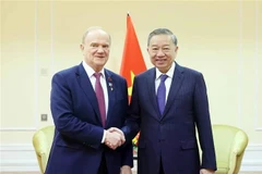  Генеральный секретарь ЦК КПВ То Лам (справа) и председатель ЦК КПРФ Геннадий Зюганов. (Фото: ВИA) 