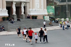 Посетители прогуливаются по площади Ламшон перед оперным театром Хошимина. (Фото: ВИA)