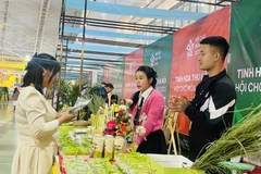 Зелёные хлопья риса и молоко привлекают посетителей (Фото: ВИА)