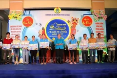 Работники в городе Хошимине получают бесплатные автобусные билеты по случаю праздника Лунного Нового года (Тэт) 2026 года. (Фото: ВИА) 