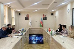 Генеральный директор ВИA Ву Вьет Чанг (в центре справа) и председатель правления Азербайджанского государственного информационного агентства (АЗЕРТАДЖ) Вугар Алыев (в центре слева) проводят переговоры 8 мая. (Фото: ВИA)