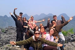 Иностранные туристы с воодушевлением делятся впечатлениями от поездки в Хазянг. (Фото: ВИА) 