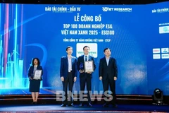 Представитель компании Vietnam Airrlines (в центре) на церемонии чествования (Фото: ВИA)
