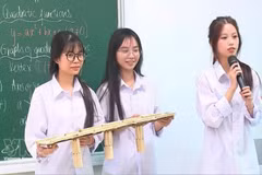 Учащиеся на уроке математики, который проводится на иностранном языке с использованием моделей в средней школе «Хонг Куанг» в районе Ле Тхань Нги города Хайфон. (Фото: ВИA) 