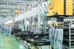 Рабочие на автомобильном заводе THACO. (Фото: ВИА)