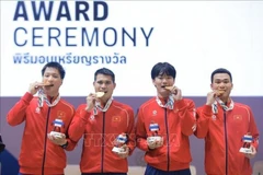 Фехтовальщики Нгуен Суан Лой, Нгуен Ван Кует, Ле Ван Банг и Фан Ань Зыонг уверенно обыгрывают сборную Малайзии со счётом 45:27 в командном финале и завоёвывают золотые медали. (Фото: ВИА)