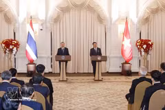 Генеральный секретарь ЦК Коммунистической партии Вьетнама, Президент Вьетнама То Лам (слева) и Премьер-министр Таиланда Анутхин Чанвиракун встречаются с прессой в Бангкоке 28 мая, чтобы объявить об итогах переговоров. Фото: ВИА. 