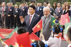 Президент штата Лыонг Кыонг приветствует президента Бразилии Луиса Инасиу Лулу да Силву (Фото: ВИA)