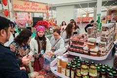 Покупатели делают покупки на первой Весенней ярмарке «Славная весна» в полдень 10 февраля 2026 года. (Фото: ВИА) 