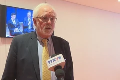 Бывший посол США во Вьетнаме Дэвид Б. Шир беседует с корреспондентом Вьетнамского информационного агентства в Нью-Йорке. (Фото: ВИA)