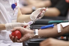 Люди сдают кровь в Национальном институте гематологии и переливания крови в рамках кампании «Благодарные капли». (Фото из архива: ВИA)