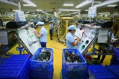 Рабочие производят электронные компоненты в компании Me Tran Vinh Phuc Electronics Company Limited в северной провинции Виньфук (Фото: ВИA)