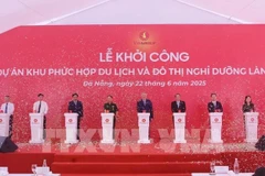 Постоянный вице-премьер Нгуен Хоа Бинь, заместитель председателя Национального собрания Нгуен Дык Хай и делегаты на церемонии закладки фундамента туристического и курортного комплекса Лангван в городе Дананг. (Фото: ВИA)