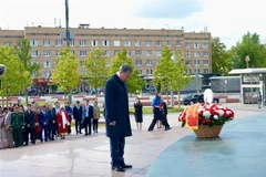Генеральный секретарь ЦК КПВ То Лам, его супруга и высокопоставленная вьетнамская делегация на площади Ле Зуан в Москве 10 мая. (Фото: ВИA)