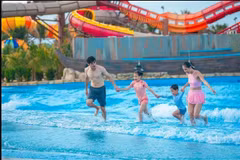 Туристы отдыхают и участвуют в развлечениях в аквапарке Aqua Adventure в квартале Ратьзя города Хошимина. (Фото: SGGP) 