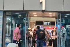 Граждане Вьетнама входят в аэропорт Каира (Египет), чтобы вернуться домой. (Фото: Посольство Вьетнама в Израиле)