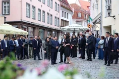 Премьер-министр Вьетнама Фам Минь Тьинь с супругой и вьетнамской делегацией осматривают Старый город Таллинна 5 июня. (Фото: ВИA)