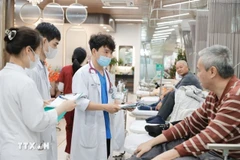 Врачи во время осмотра пациента. Сектор здравоохранения разрабатывает проект по внедрению политики бесплатной госпитализации для всех. (Фото: ВИА)