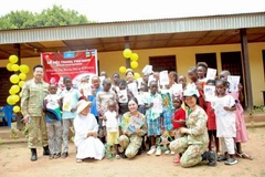 Вьетнамские солдаты-«голубые береты» дарят радость Праздника середины осени детям из малообеспеченных семей в Центральноафриканской Республике. (Фото: VietnamPlus)